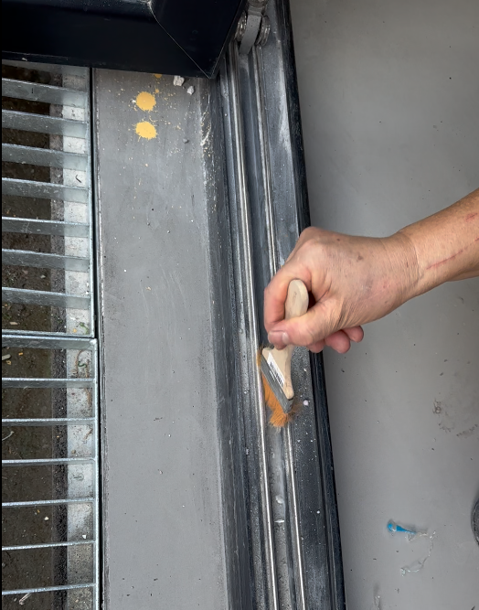 开荒保洁的擦窗户的细节处理，你学会了吗？